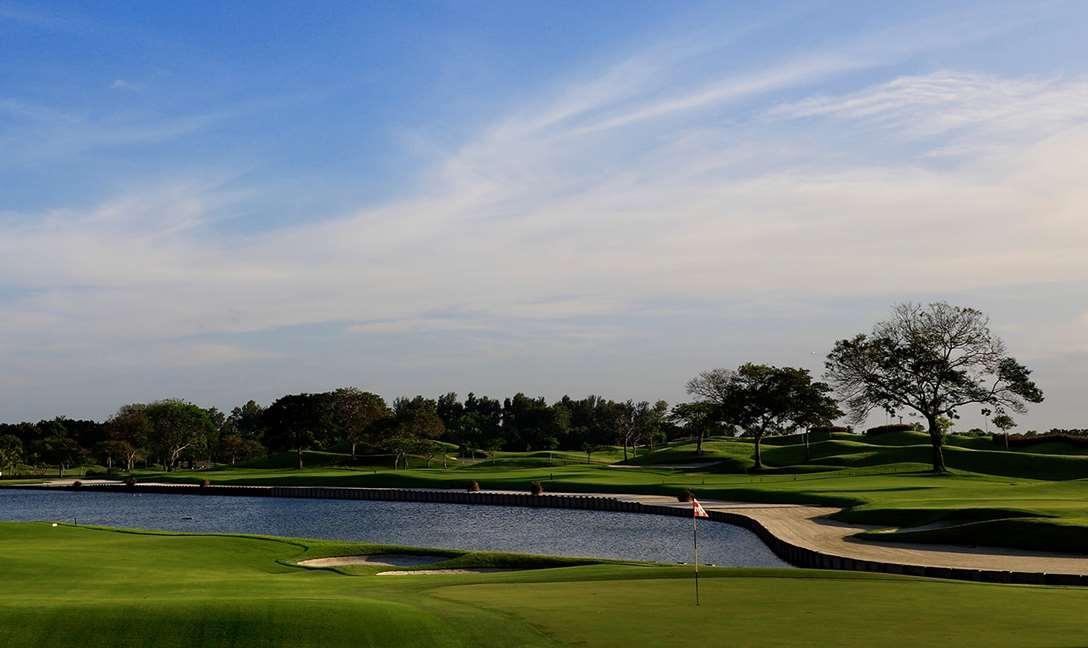 Dusit Thani Laguna Сингапур Экстерьер фото The 17th hole at the 2013 PGA Championship